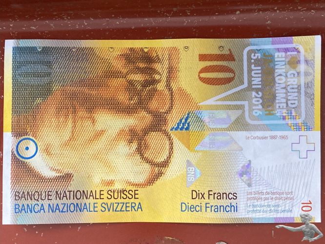 Original UNC 10-Franken-Banknote mit Bedingungslosem-Grundeinkommen-Kleber (sehr selten)